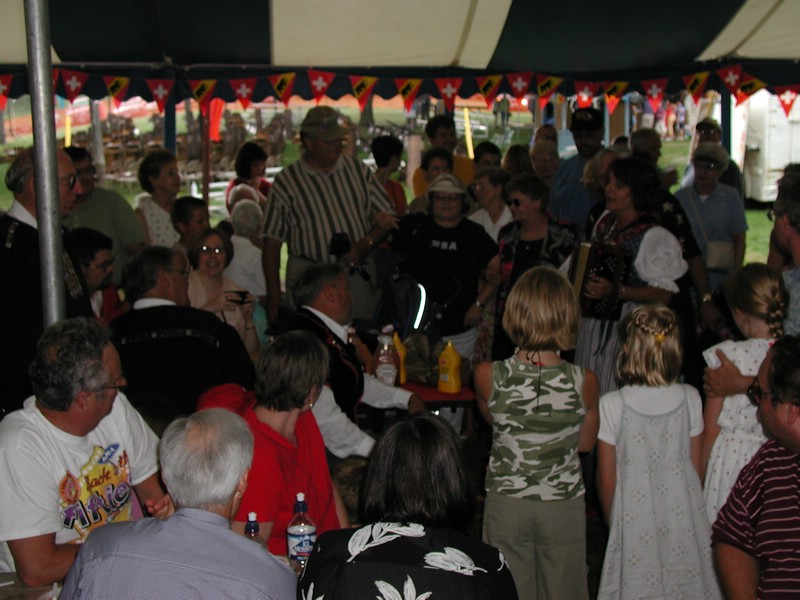P8020196artists_among_guests.JPG